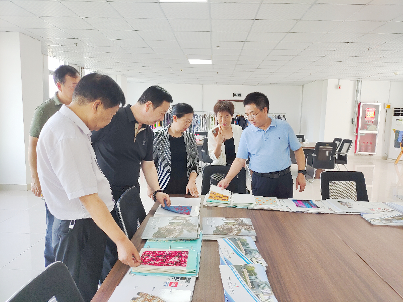 河南省工信廳副廳長(zhǎng)常繼紅，河南省服裝協(xié)會(huì)常務(wù)會(huì)長(zhǎng)袁建龍等多位領(lǐng)導(dǎo)一行蒞臨飛鷺參觀調(diào)研